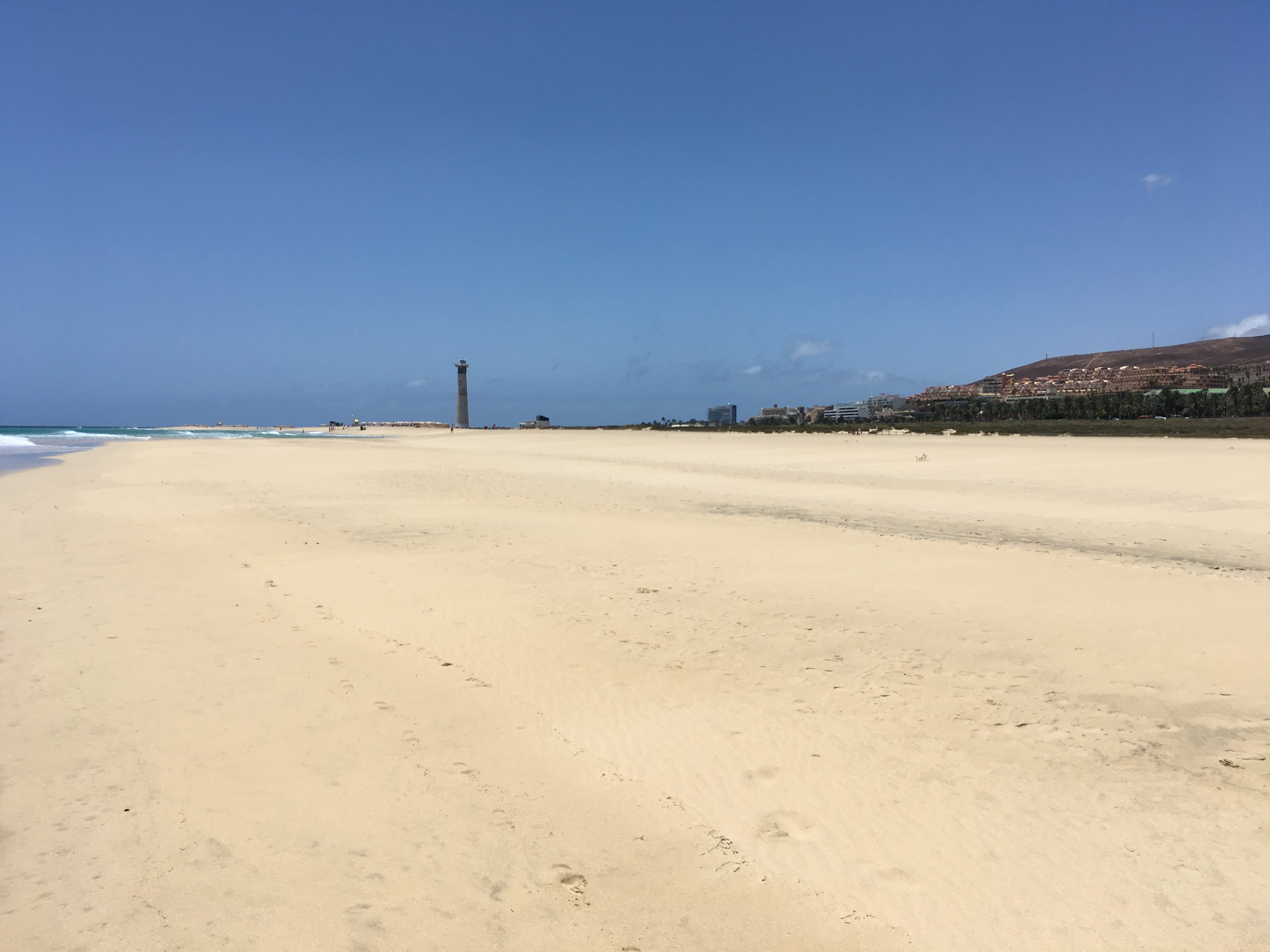 Leerer strand auf fuerteventura